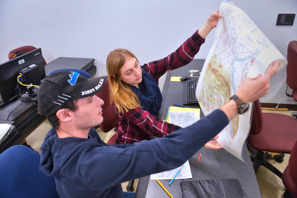两个学生在看地图